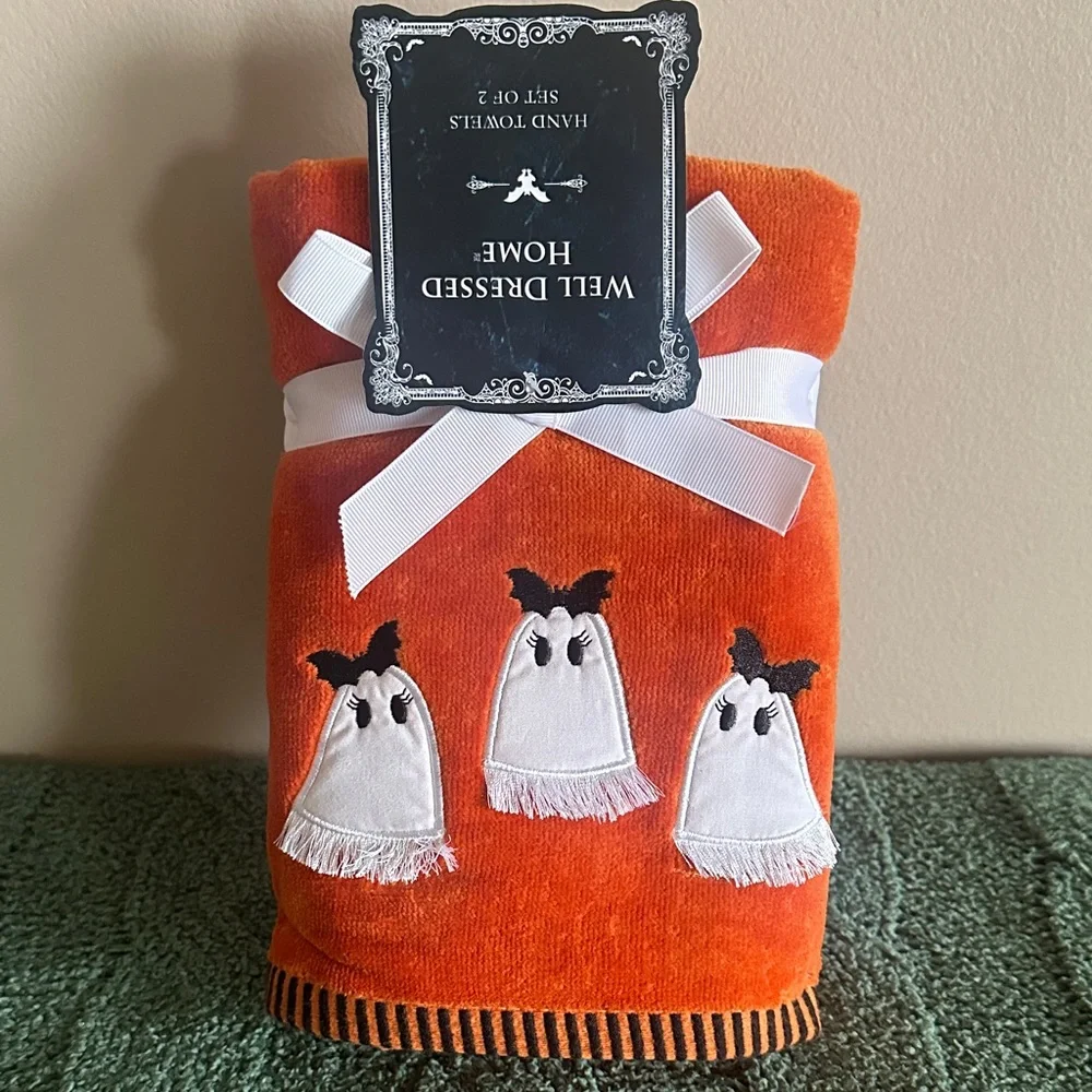 Well Dressed Home Halloween 🎃 Hand Towels Ghost 👻 Bat 🦇 Set of 2 NEW!